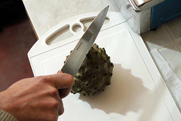 How to cut chirimoya