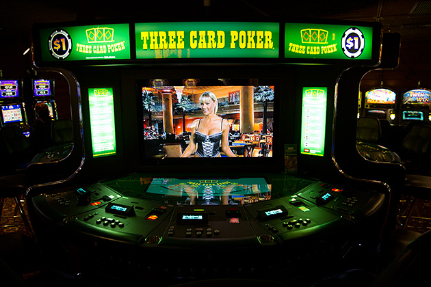 Three card poker auto machine