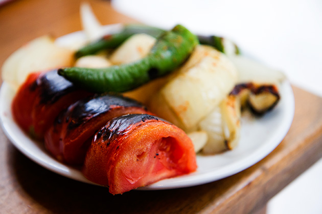 grilled turkish tomatoes with green pepper and onions