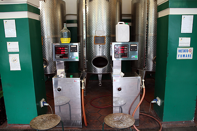 Gas pumping station for wine