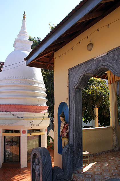 stupa Kataragama Devale