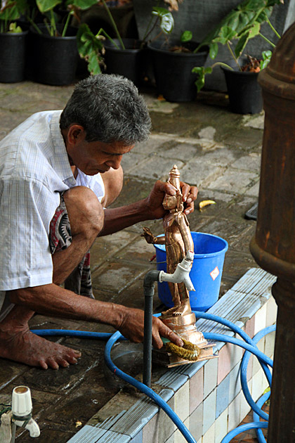 Gangaramaya Temple cleaning