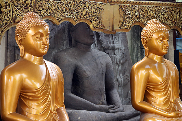 Gangaramaya Temple golden statue