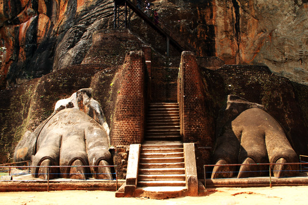 Lion-Statue-Sigiriya.jpg