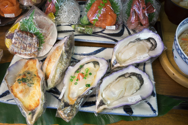 Fake plastic oysters