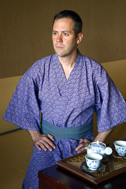 Western man wears japanese Kimono.