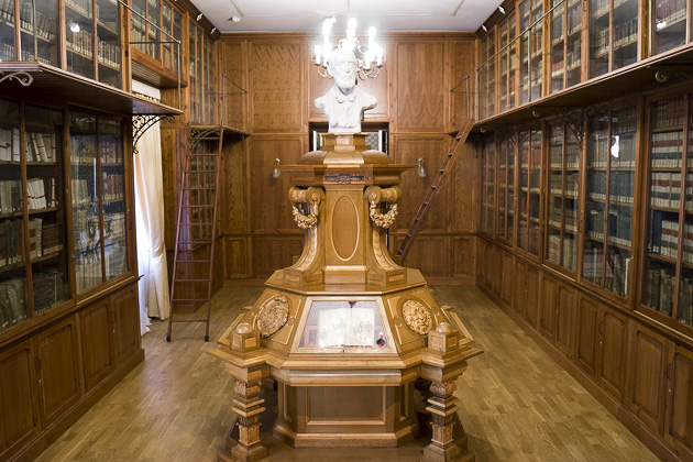 Cervelló palacio bibliotheka