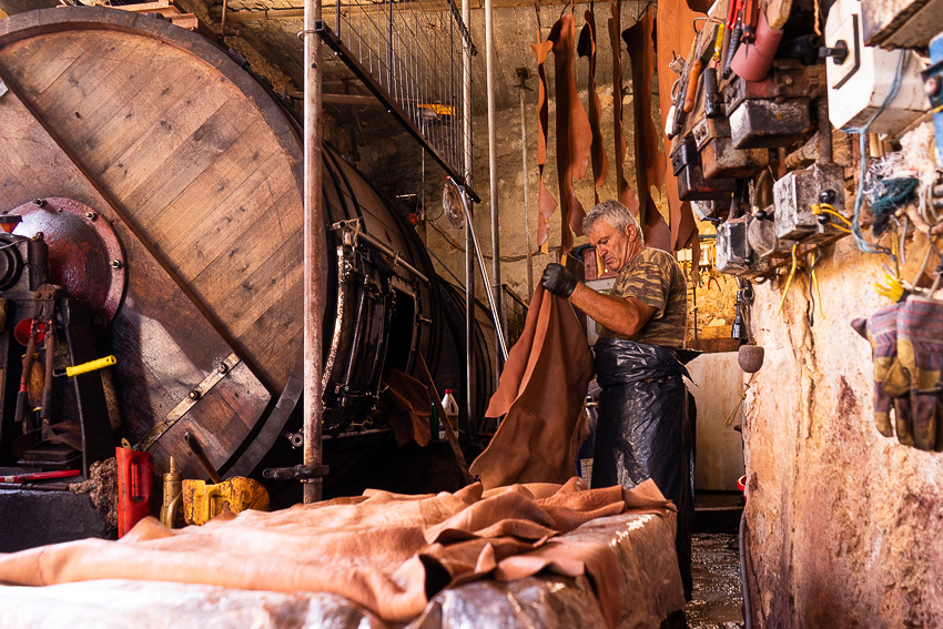 19 Leather Making Chania DSC04439