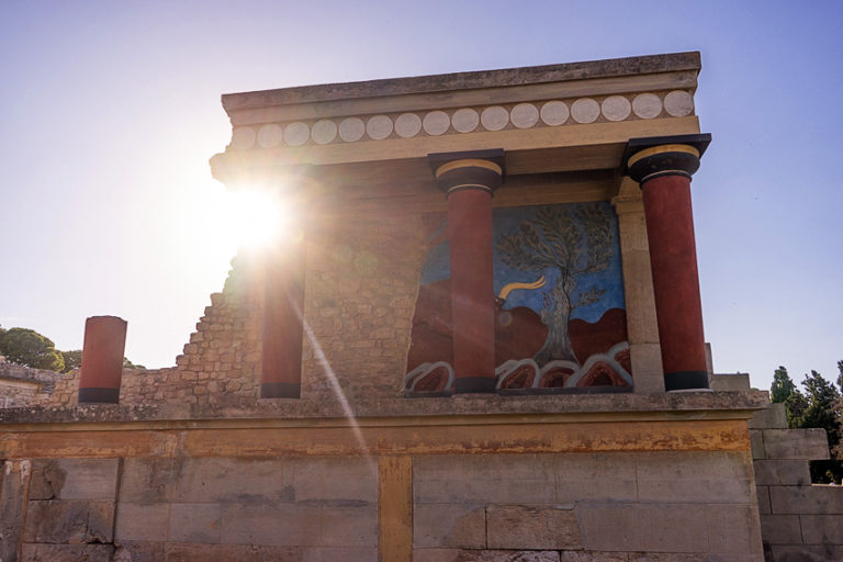 Read more about the article Knossos: The “Modern” Minoan Palace Near Heraklion