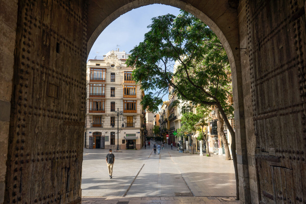 Torres de Serranos Gate with masked tourist