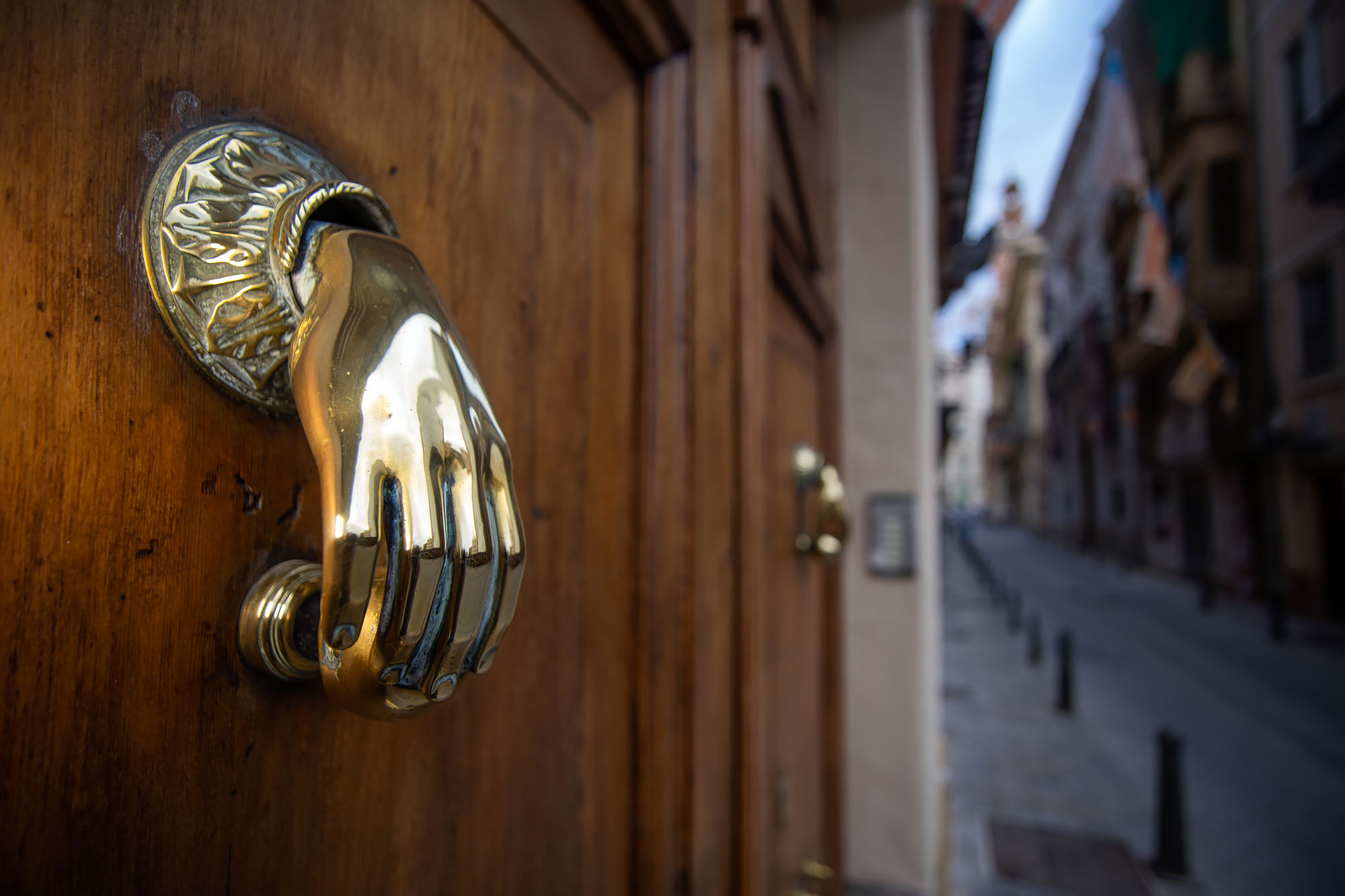 Golden Hand Doorknocker Valencia