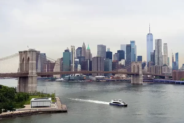 Can you walk over the Manhattan Bridge