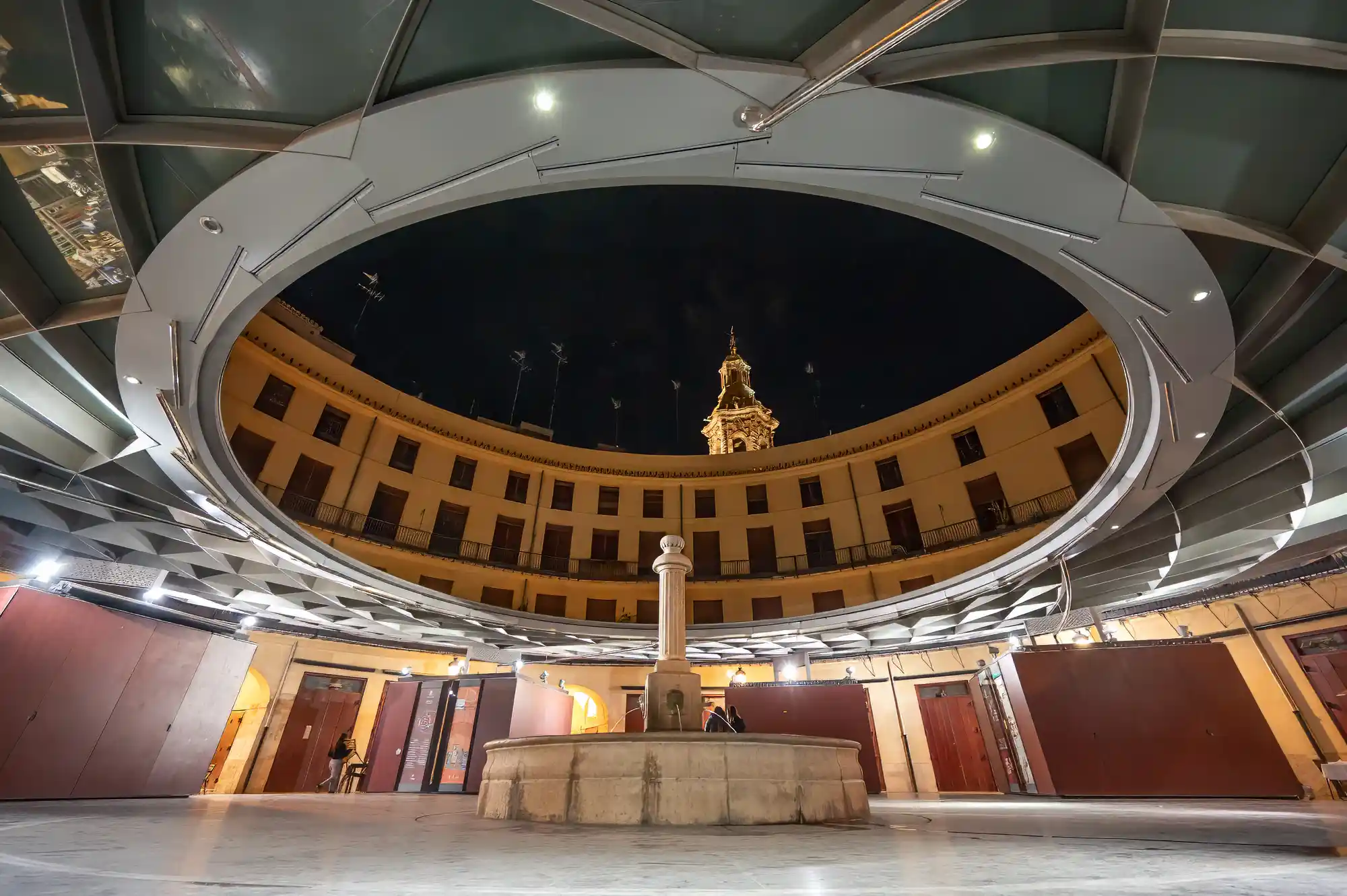 Plaza redonda at night