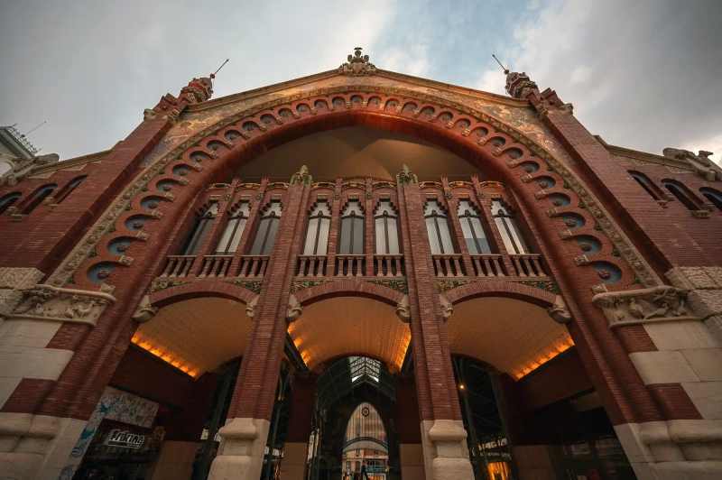 Architecture walking tour in Valencia