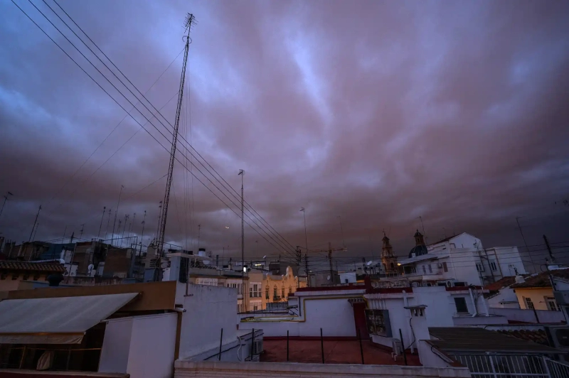 Wave clouds over Valencia