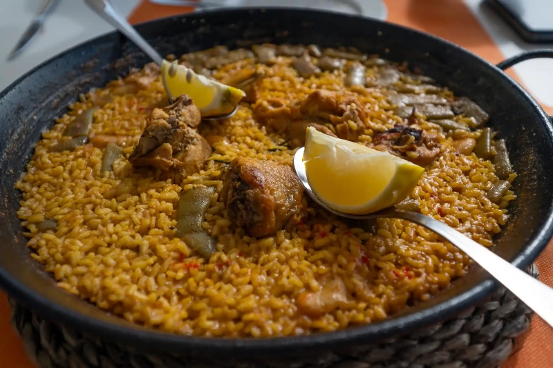 Paella with lemon