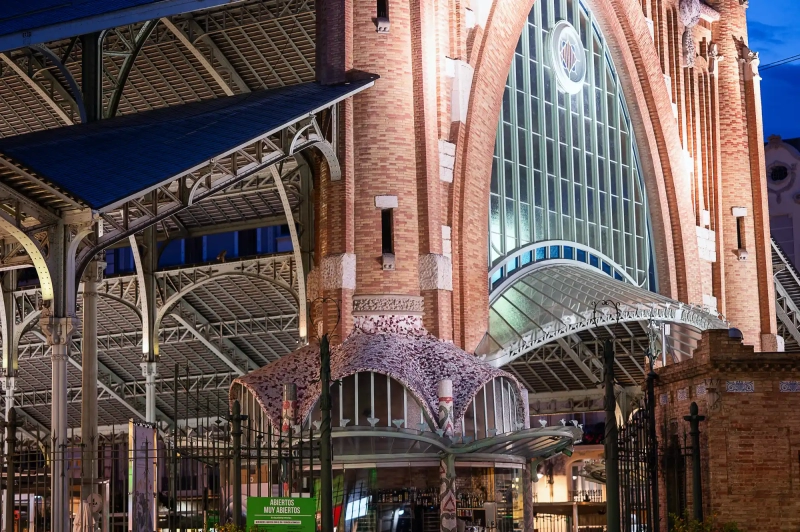 Night photo of the mercado colon