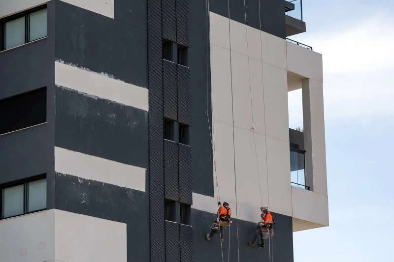 Skyscraper cleaner in Calpe
