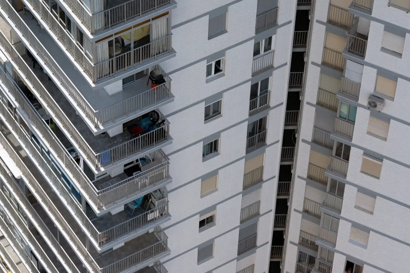 Living tourist containers