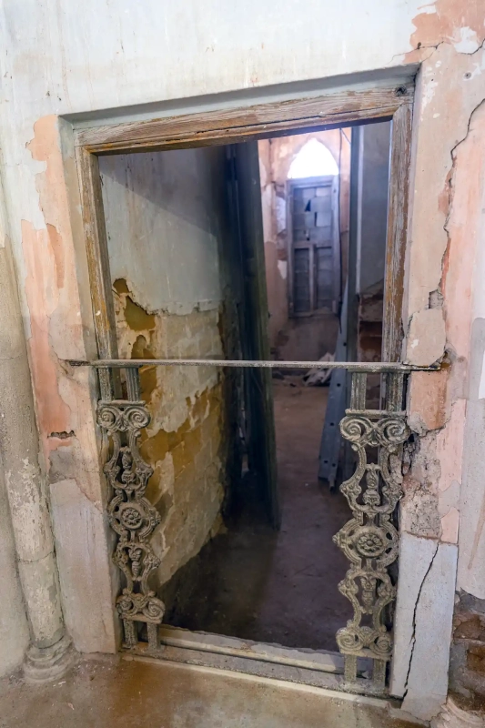 Hidden palace room