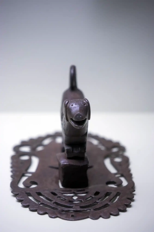 Dog iron out of iron
