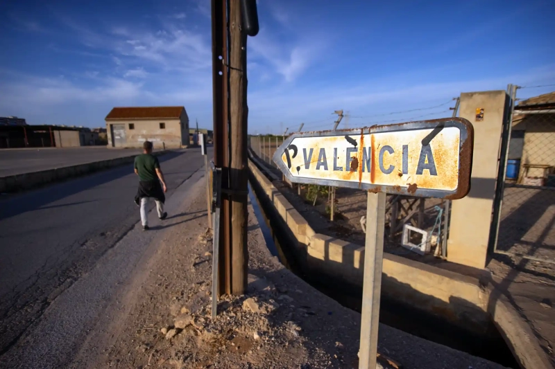 Walking with sign to Valencia