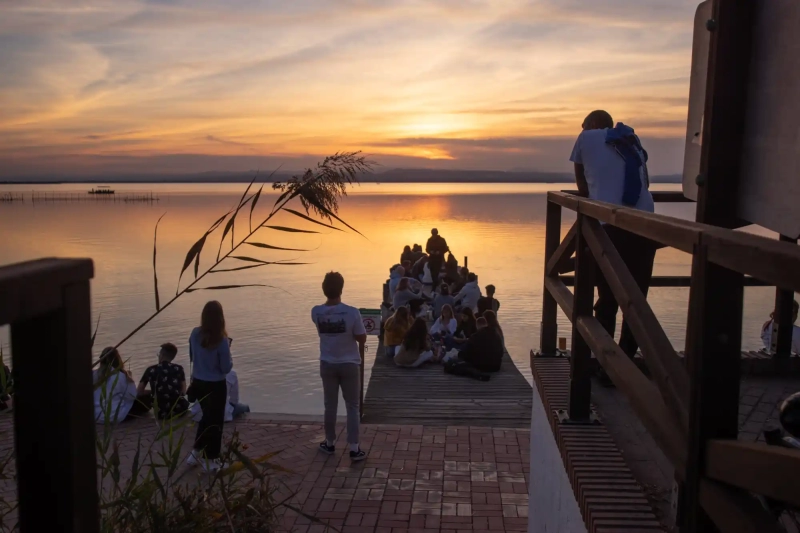 People watching the sunset 