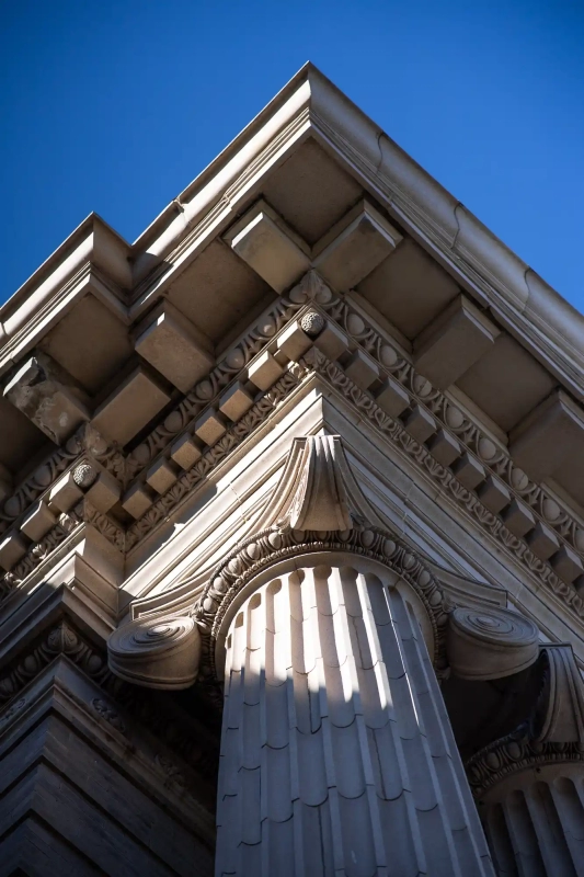 White columns in Springfield