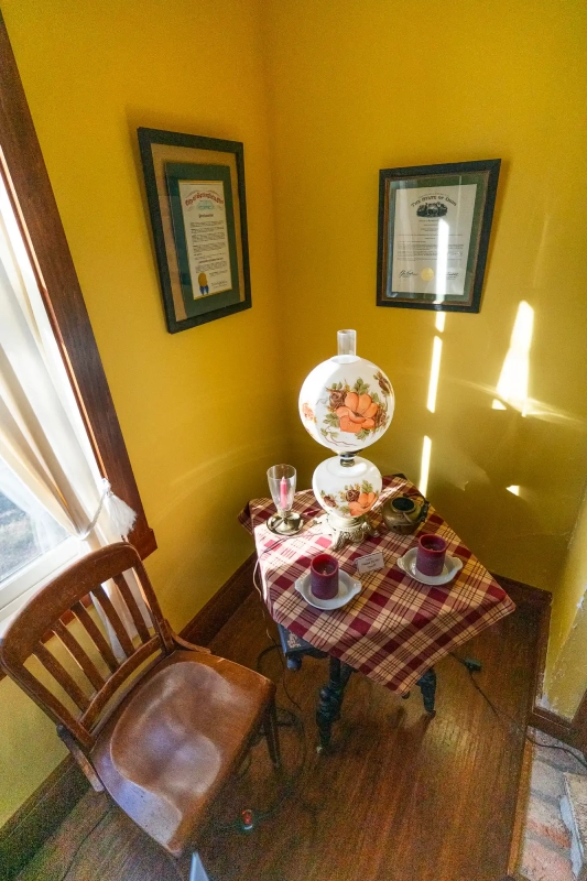 The yellow room