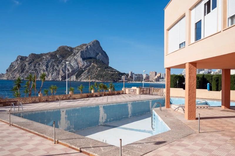 Calpe apartment building with community pool