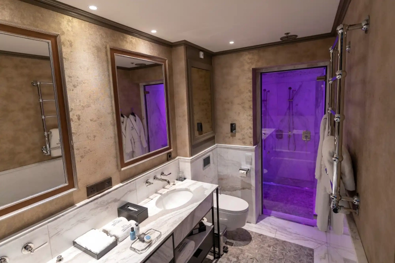 5 Star bathroom with steam room at Hotel TwentySeven